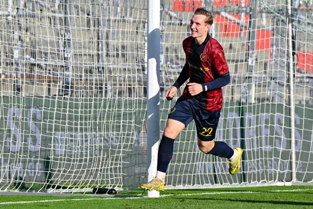 Torschuetze zum 3:0 Cornelius Pfeiffer (Unterhaching, 22) mit Jubel, Torjubel, Torerfolg, celebrate the goal, goal, celebration, Jubel ueber das Tor, optimistisch, Freisteller, Einzelbild, Aktion, Action, 15.11.2025, Unterhaching (Deutschland), Fussball, Regionalliga Bayern, SpVgg Unterhaching - DJK Vilzing