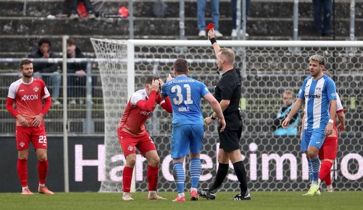 15.11.2025, xfsx, Herren, Fussball, Saison 2025 2026, Regionalliga Bayern, 18. Spieltag: FC Wuerzburger Kickers - FV Illertissen v.li.: Daniel Haegele (FC Wuerzburger Kickers), Tim Kraus (FC Wuerzburger Kickers), Tobias Ruehle (FV Illertissen), Schiedsrichter Stefan Treiber zeigt die gelb-rote Karte, second yellow card, Yannick Glessing (FV Illertissen) Wuerzburg AKON ARENA Bayern Deutschland