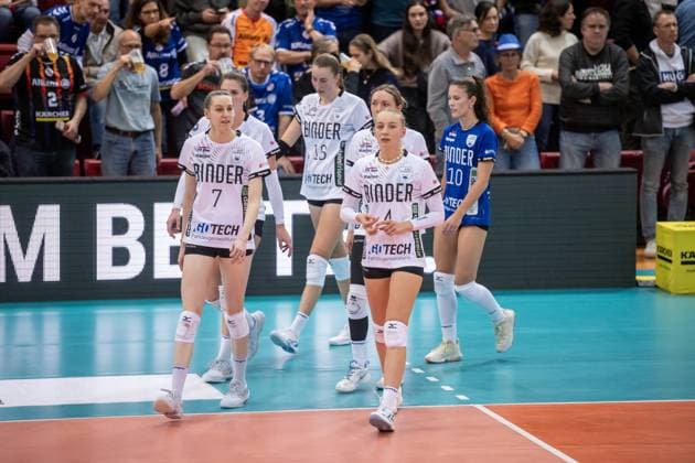 Britta Schammer (Binder Blaubaeren TSV Flacht, 07, Franka van der Veer (Binder Blaubaeren TSV Flacht, 04) vorn und Team der Binder Blaubaeren Flacht - sichtlich enttaeuscht nach verlorenem Satz GER, Allianz MTV Stuttgart vs. Binder Blaubaeren Flacht, Volleyball Bundesliga, VBL, Spielzeit 2025 2026, 15.11.2025 GER, Allianz MTV Stuttgart vs. Binder Blaubaeren Flacht, Volleyball Bundesliga, VBL, Spielzeit 2025 2026, 15.11.2025 Stuttgart Copyright: xSandyxDinkelackerx EP_SDR