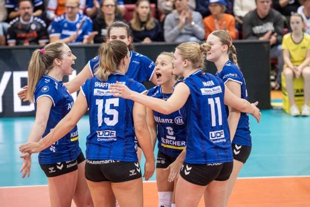 Antonia Stautz (Allianz MTV Stuttgart, 06), Mitte - freut sich mit Team ueber gewonnenen Satz GER, Allianz MTV Stuttgart vs. Binder Blaubaeren Flacht, Volleyball Bundesliga, VBL, Spielzeit 2025 2026, 15.11.2025 GER, Allianz MTV Stuttgart vs. Binder Blaubaeren Flacht, Volleyball Bundesliga, VBL, Spielzeit 2025 2026, 15.11.2025 Stuttgart Copyright: xSandyxDinkelackerx EP_SDR