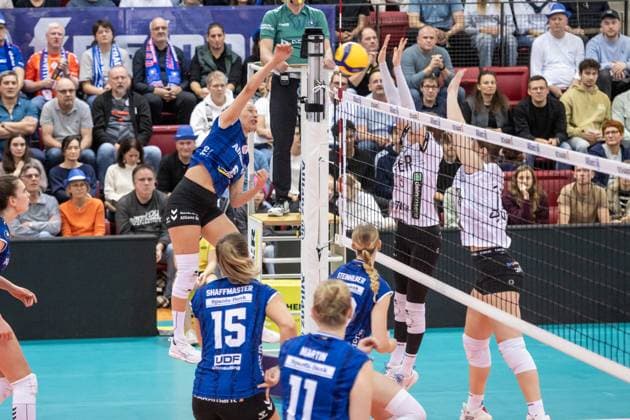 Antonia Stautz (Allianz MTV Stuttgart, 06) setzt sich durch gegen den Flachter Block GER, Allianz MTV Stuttgart vs. Binder Blaubaeren Flacht, Volleyball Bundesliga, VBL, Spielzeit 2025 2026, 15.11.2025 GER, Allianz MTV Stuttgart vs. Binder Blaubaeren Flacht, Volleyball Bundesliga, VBL, Spielzeit 2025 2026, 15.11.2025 Stuttgart Copyright: xSandyxDinkelackerx EP_SDR