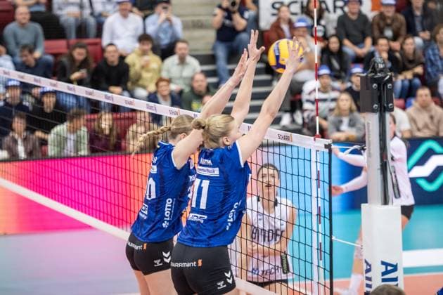 Stuttgarter Block aus Pia Kaestner (Allianz MTV Stuttgart, 10) und Pauline Martin (Allianz MTV Stuttgart, 11) wehren Flachter Ball ab GER, Allianz MTV Stuttgart vs. Binder Blaubaeren Flacht, Volleyball Bundesliga, VBL, Spielzeit 2025 2026, 15.11.2025 GER, Allianz MTV Stuttgart vs. Binder Blaubaeren Flacht, Volleyball Bundesliga, VBL, Spielzeit 2025 2026, 15.11.2025 Stuttgart Copyright: xSandyxDinkelackerx EP_SDR