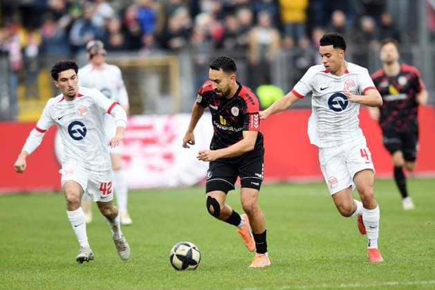Kampf um den Ball zwischen Giuseppe Franco (Kickers Offenbach 42), Lukas Rupp (KSV Hessen Kassel 33) und Mohamadaziz Abselhadi (Kickers Offenbach 41) (R), GER, KSV Hessen Kassel vs Kickers Offenbach, Fussball, Regionalliga Suedwest, Saison 2025-2026, 17. Spieltag, 15.11.2025, GER, Fussball, Regionalliga Suedwest - KSV Hessen Kassel vs Kickers Offenbach, 15.11.2025 Kassel Copyright: xRolandxSippelx-xEibner-Pressefotox EP_RSL