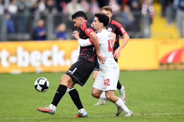 Zweikampf zwischen Adrian Bravo Sanchez (KSV Hessen Kassel 17) und Giuseppe Franco (Kickers Offenbach 42), GER, KSV Hessen Kassel vs Kickers Offenbach, Fussball, Regionalliga Suedwest, Saison 2025-2026, 17. Spieltag, 15.11.2025, GER, Fussball, Regionalliga Suedwest - KSV Hessen Kassel vs Kickers Offenbach, 15.11.2025 Kassel Copyright: xRolandxSippelx-xEibner-Pressefotox EP_RSL