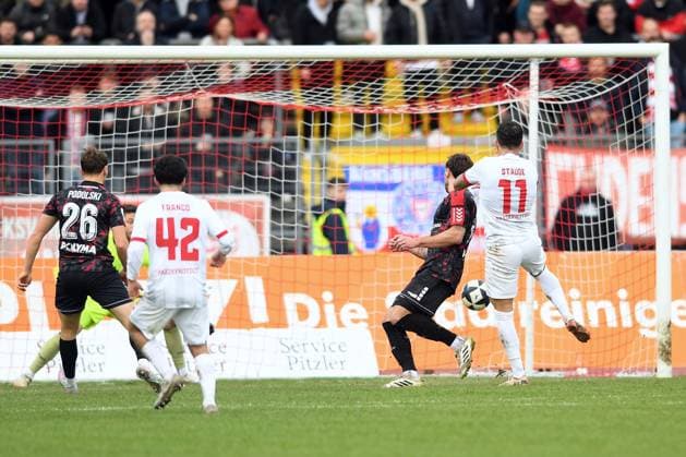 Keanu Staude (Kickers Offenbach 11) erzeilt den Teffer zum 0:1; Lukas Rupp (KSV Hessen Kassel 33) (L), Giuseppe Franco (Kickers Offenbach 42), Luis Podolski (KSV Hessen Kassel 26), GER, KSV Hessen Kassel vs Kickers Offenbach, Fussball, Regionalliga Suedwest, Saison 2025-2026, 17. Spieltag, 15.11.2025, GER, Fussball, Regionalliga Suedwest - KSV Hessen Kassel vs Kickers Offenbach, 15.11.2025 Kassel Copyright: xRolandxSippelx-xEibner-Pressefotox EP_RSL