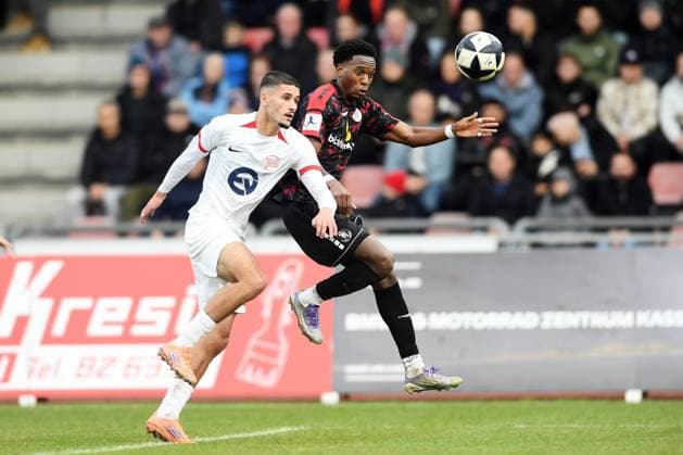 Zweikampf zwischen Ouassim Karada (Kickers Offenbach 24) und Phinees Bonianga (KSV Hessen Kassel 11) (R), GER, KSV Hessen Kassel vs Kickers Offenbach, Fussball, Regionalliga Suedwest, Saison 2025-2026, 17. Spieltag, 15.11.2025, GER, Fussball, Regionalliga Suedwest - KSV Hessen Kassel vs Kickers Offenbach, 15.11.2025 Kassel Copyright: xRolandxSippelx-xEibner-Pressefotox EP_RSL
