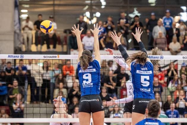 Stuttgarter Block aus Anna Koulberg (Allianz MTV Stuttgart, 09) und Lydia Grote (Allianz MTV Stuttgart, 05) versuchen Angriff von Sara Marjanovic (Binder Blaubaeren TSV Flacht, 09), verdeckt abzuwehren GER, Allianz MTV Stuttgart vs. Binder Blaubaeren Flacht, Volleyball Bundesliga, VBL, Spielzeit 2025 2026, 15.11.2025 GER, Allianz MTV Stuttgart vs. Binder Blaubaeren Flacht, Volleyball Bundesliga, VBL, Spielzeit 2025 2026, 15.11.2025 Stuttgart Copyright: xSandyxDinkelackerx EP_SDR