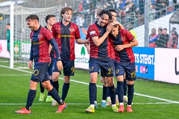 Unterhachinger Spieler mit Torjubel, Jubel, Torjubel, Torerfolg, celebrate the goal, goal, celebration, Jubel ueber das Tor zum 4:0 durch Wesley Krattenmacher (Unterhaching, 19) (1.v.re.), optimistisch, Action, Aktion, 15.11.2025, Unterhaching (Deutschland), Fussball, Regionalliga Bayern, SpVgg Unterhaching - DJK Vilzing