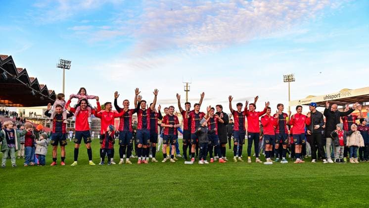 Unterhachinger Spieler mit Schlussjubel, bedanken sich bei den Fans, bedanken, Dank, Feiern, optimistisch, 15.11.2025, Unterhaching (Deutschland), Fussball, Regionalliga Bayern, SpVgg Unterhaching - DJK Vilzing