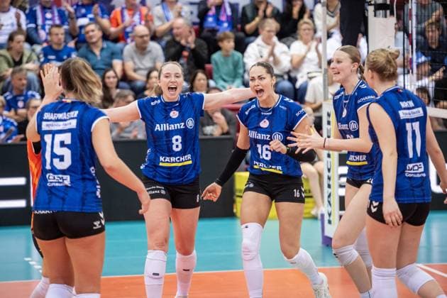 Eleanor Holthaus (Allianz MTV Stuttgart, 08), Mikala Mogensen (Allianz MTV Stuttgart, 16), Mitte und Team _jubel nach Heimsieg gegen Flacht GER, Allianz MTV Stuttgart vs. Binder Blaubaeren Flacht, Volleyball Bundesliga, VBL, Spielzeit 2025 2026, 15.11.2025 GER, Allianz MTV Stuttgart vs. Binder Blaubaeren Flacht, Volleyball Bundesliga, VBL, Spielzeit 2025 2026, 15.11.2025 Stuttgart Copyright: xSandyxDinkelackerx EP_SDR