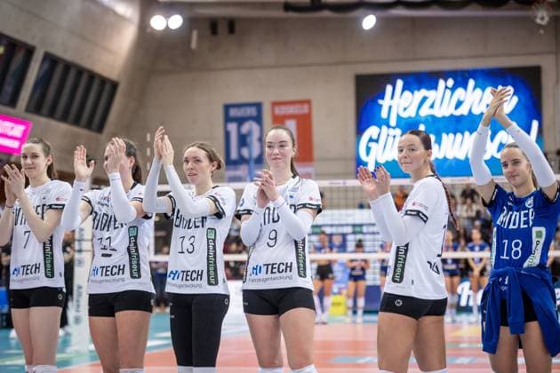 Team der Binder Blaubaeren freuen sich und bedanken sich fuer den Teamsupport GER, Allianz MTV Stuttgart vs. Binder Blaubaeren Flacht, Volleyball Bundesliga, VBL, Spielzeit 2025 2026, 15.11.2025 GER, Allianz MTV Stuttgart vs. Binder Blaubaeren Flacht, Volleyball Bundesliga, VBL, Spielzeit 2025 2026, 15.11.2025 Stuttgart Copyright: xSandyxDinkelackerx EP_SDR