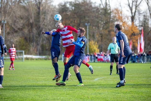 Kopfball von Steffen Eder (GFC, mi.) gegen Areg Khanbekyan (FSV, li.) und Konrad Cassel (re.) GER, Fussball, Herren, Landespokal, Achtelfinale, M-V Pokal, Mecklenburg-Vorpommern Pokal, FSV Blau-Weiß Greifswald gegen Greifswalder FC, Endstand 0:8