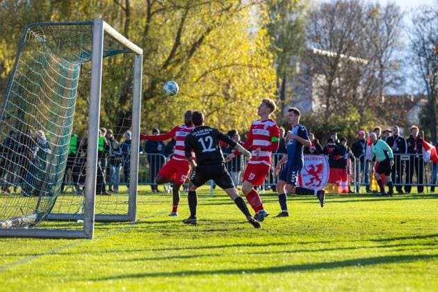 Rudolf Ndualu (GFC, am zweiten Pfosten) und Lucas Vierling (GFC, mi.) im Strafraum GER, Fussball, Herren, Landespokal, Achtelfinale, M-V Pokal, Mecklenburg-Vorpommern Pokal, FSV Blau-Weiß Greifswald gegen Greifswalder FC, Endstand 0:8