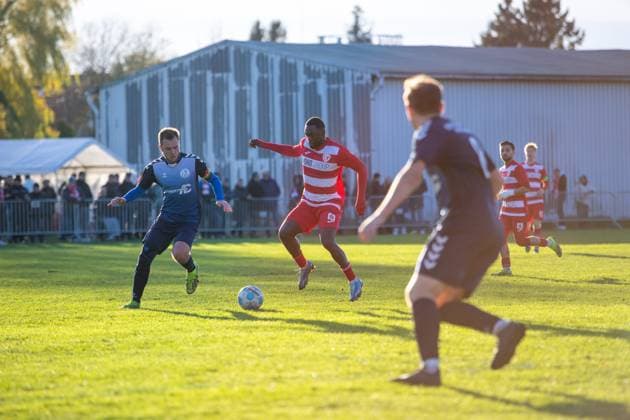 Rudolf Ndualu (GFC, mi.) gegen Konrad Cassel (FSV, li.) GER, Fussball, Herren, Landespokal, Achtelfinale, M-V Pokal, Mecklenburg-Vorpommern Pokal, FSV Blau-Weiß Greifswald gegen Greifswalder FC, Endstand 0:8