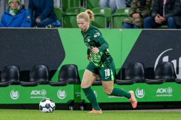 Justine Kielland (VfL Wolfsburg, 18) am Ball, Freisteller, Einzelbild, Ganzkörper, Aktion, Action, Spielszene, DIE DFB-RICHTLINIEN UNTERSAGEN JEGLICHE NUTZUNG VON FOTOS ALS SEQUENZBILDER UND ODER VIDEOÄHNLICHE FOTOSTRECKEN. DFB REGULATIONS PROHIBIT ANY USE OF PHOTOGRAPHS AS IMAGE SEQUENCES AND OR QUASI-VIDEO., 15.11.2025, Wolfsburg (Deutschland), Fussball, DFB-Pokal Frauen, VfL Wolfsburg - SC Freiburg