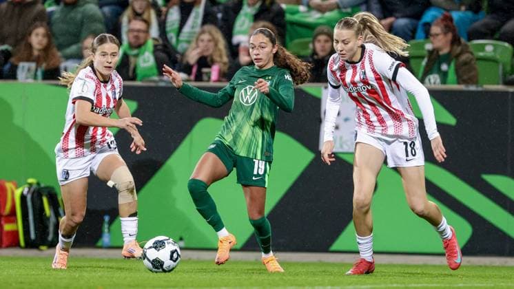 v.li.: Nia Szenk (SC Freiburg, 19), Kessya Bussy (VfL Wolfsburg, 19) und Mia-Lena Maas (SC Freiburg, 18) im Zweikampf, Duell, Dynamik, Aktion, Action, Spielszene, DIE DFB-RICHTLINIEN UNTERSAGEN JEGLICHE NUTZUNG VON FOTOS ALS SEQUENZBILDER UND ODER VIDEOÄHNLICHE FOTOSTRECKEN. DFB REGULATIONS PROHIBIT ANY USE OF PHOTOGRAPHS AS IMAGE SEQUENCES AND OR QUASI-VIDEO., 15.11.2025, Wolfsburg (Deutschland), Fussball, DFB-Pokal Frauen, VfL Wolfsburg - SC Freiburg