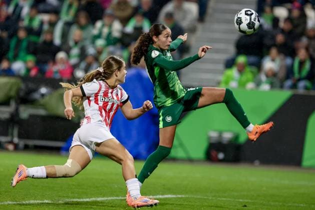 v.li.: Nia Szenk (SC Freiburg, 19) und Kessya Bussy (VfL Wolfsburg, 19) im Zweikampf, Duell, Dynamik, Aktion, Action, Spielszene, DIE DFB-RICHTLINIEN UNTERSAGEN JEGLICHE NUTZUNG VON FOTOS ALS SEQUENZBILDER UND ODER VIDEOÄHNLICHE FOTOSTRECKEN. DFB REGULATIONS PROHIBIT ANY USE OF PHOTOGRAPHS AS IMAGE SEQUENCES AND OR QUASI-VIDEO., 15.11.2025, Wolfsburg (Deutschland), Fussball, DFB-Pokal Frauen, VfL Wolfsburg - SC Freiburg