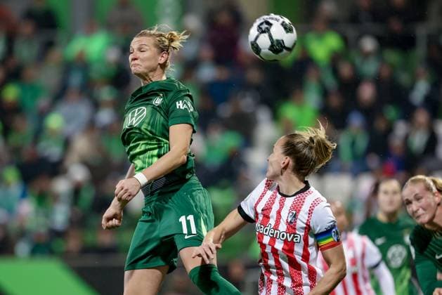 v.li.: Alexandra Popp (VfL Wolfsburg, 11) und Lisa Karl (SC Freiburg, 2) im Kopfballduell, Kopfball, Zweikampf, Action, Aktion, Spielszene, DIE DFB-RICHTLINIEN UNTERSAGEN JEGLICHE NUTZUNG VON FOTOS ALS SEQUENZBILDER UND ODER VIDEOÄHNLICHE FOTOSTRECKEN. DFB REGULATIONS PROHIBIT ANY USE OF PHOTOGRAPHS AS IMAGE SEQUENCES AND OR QUASI-VIDEO., 15.11.2025, Wolfsburg (Deutschland), Fussball, DFB-Pokal Frauen, VfL Wolfsburg - SC Freiburg