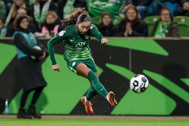 Kessya Bussy (VfL Wolfsburg, 19) am Ball, Freisteller, Einzelbild, Ganzkörper, Aktion, Action, Spielszene, DIE DFB-RICHTLINIEN UNTERSAGEN JEGLICHE NUTZUNG VON FOTOS ALS SEQUENZBILDER UND ODER VIDEOÄHNLICHE FOTOSTRECKEN. DFB REGULATIONS PROHIBIT ANY USE OF PHOTOGRAPHS AS IMAGE SEQUENCES AND OR QUASI-VIDEO., 15.11.2025, Wolfsburg (Deutschland), Fussball, DFB-Pokal Frauen, VfL Wolfsburg - SC Freiburg