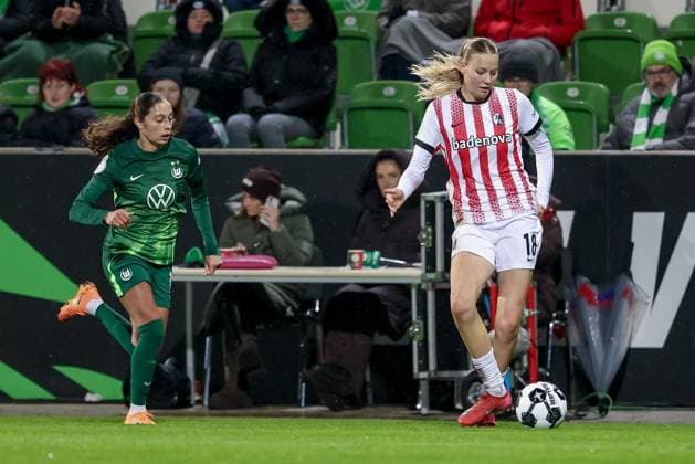 v.li.: Judit Pujols (VfL Wolfsburg, 33) und Mia-Lena Maas (SC Freiburg, 18) im Zweikampf, Duell, Dynamik, Aktion, Action, Spielszene, DIE DFB-RICHTLINIEN UNTERSAGEN JEGLICHE NUTZUNG VON FOTOS ALS SEQUENZBILDER UND ODER VIDEOÄHNLICHE FOTOSTRECKEN. DFB REGULATIONS PROHIBIT ANY USE OF PHOTOGRAPHS AS IMAGE SEQUENCES AND OR QUASI-VIDEO., 15.11.2025, Wolfsburg (Deutschland), Fussball, DFB-Pokal Frauen, VfL Wolfsburg - SC Freiburg