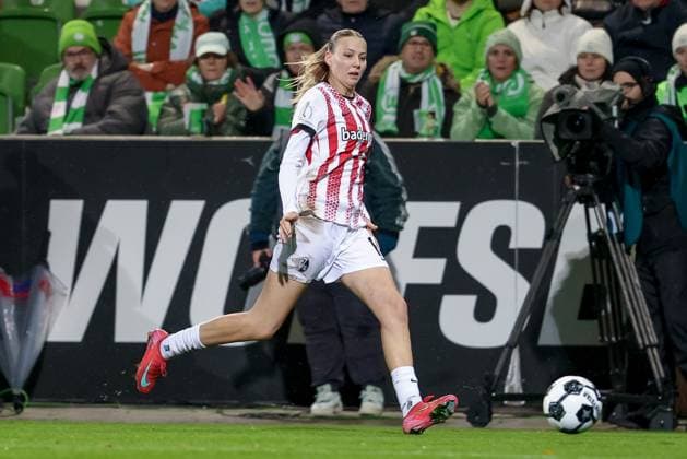 Mia-Lena Maas (SC Freiburg, 18) am Ball, Freisteller, Einzelbild, Ganzkörper, Aktion, Action, Spielszene, DIE DFB-RICHTLINIEN UNTERSAGEN JEGLICHE NUTZUNG VON FOTOS ALS SEQUENZBILDER UND ODER VIDEOÄHNLICHE FOTOSTRECKEN. DFB REGULATIONS PROHIBIT ANY USE OF PHOTOGRAPHS AS IMAGE SEQUENCES AND OR QUASI-VIDEO., 15.11.2025, Wolfsburg (Deutschland), Fussball, DFB-Pokal Frauen, VfL Wolfsburg - SC Freiburg