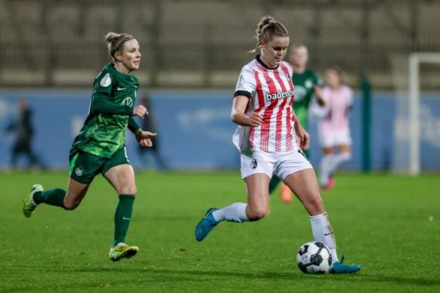 v.li.: Svenja Huth (VfL Wolfsburg, 10) und Greta Stegemann (SC Freiburg, 16) im Zweikampf, Duell, Dynamik, Aktion, Action, Spielszene, DIE DFB-RICHTLINIEN UNTERSAGEN JEGLICHE NUTZUNG VON FOTOS ALS SEQUENZBILDER UND ODER VIDEOÄHNLICHE FOTOSTRECKEN. DFB REGULATIONS PROHIBIT ANY USE OF PHOTOGRAPHS AS IMAGE SEQUENCES AND OR QUASI-VIDEO., 15.11.2025, Wolfsburg (Deutschland), Fussball, DFB-Pokal Frauen, VfL Wolfsburg - SC Freiburg