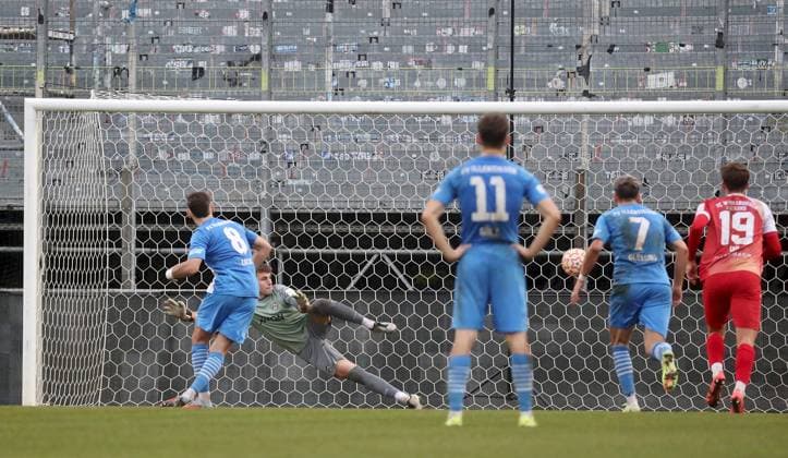 15.11.2025, xfsx, Herren, Fussball, Saison 2025 2026, Regionalliga Bayern, 18. Spieltag: FC Wuerzburger Kickers - FV Illertissen v.li.: Milos Cocic (FV Illertissen) erzielt das Tor zum 1:1, scores the goal 1:1, Johann Hipper (FC Wuerzburger Kickers), Marco Goetz (FV Illertissen), Yannick Glessing (FV Illertissen), Marius Uhl (FC Wuerzburger Kickers) Wuerzburg AKON ARENA Bayern Deutschland