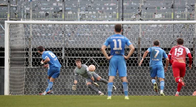 15.11.2025, xfsx, Herren, Fussball, Saison 2025 2026, Regionalliga Bayern, 18. Spieltag: FC Wuerzburger Kickers - FV Illertissen v.li.: Milos Cocic (FV Illertissen) erzielt das Tor zum 1:1, scores the goal 1:1, Johann Hipper (FC Wuerzburger Kickers), Marco Goetz (FV Illertissen), Yannick Glessing (FV Illertissen), Marius Uhl (FC Wuerzburger Kickers) Wuerzburg AKON ARENA Bayern Deutschland