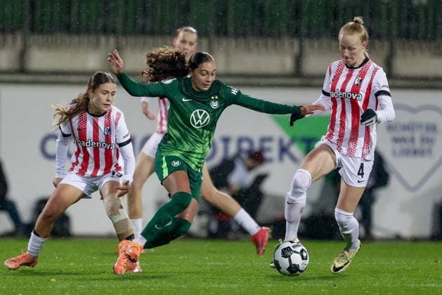v.li.: Nia Szenk (SC Freiburg, 19), Kessya Bussy (VfL Wolfsburg, 19) und Meret Felde (SC Freiburg, 4) im Zweikampf, Duell, Dynamik, Aktion, Action, Spielszene, DIE DFB-RICHTLINIEN UNTERSAGEN JEGLICHE NUTZUNG VON FOTOS ALS SEQUENZBILDER UND ODER VIDEOÄHNLICHE FOTOSTRECKEN. DFB REGULATIONS PROHIBIT ANY USE OF PHOTOGRAPHS AS IMAGE SEQUENCES AND OR QUASI-VIDEO., 15.11.2025, Wolfsburg (Deutschland), Fussball, DFB-Pokal Frauen, VfL Wolfsburg - SC Freiburg