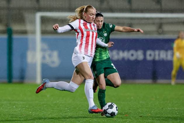 v.li.: Tessa Blumenberg (SC Freiburg, 7) und Judit Pujols (VfL Wolfsburg, 33) im Laufduell, Zweikampf, Duell, Dynamik, Aktion, Action, Spielszene, DIE DFB-RICHTLINIEN UNTERSAGEN JEGLICHE NUTZUNG VON FOTOS ALS SEQUENZBILDER UND ODER VIDEOÄHNLICHE FOTOSTRECKEN. DFB REGULATIONS PROHIBIT ANY USE OF PHOTOGRAPHS AS IMAGE SEQUENCES AND OR QUASI-VIDEO., 15.11.2025, Wolfsburg (Deutschland), Fussball, DFB-Pokal Frauen, VfL Wolfsburg - SC Freiburg