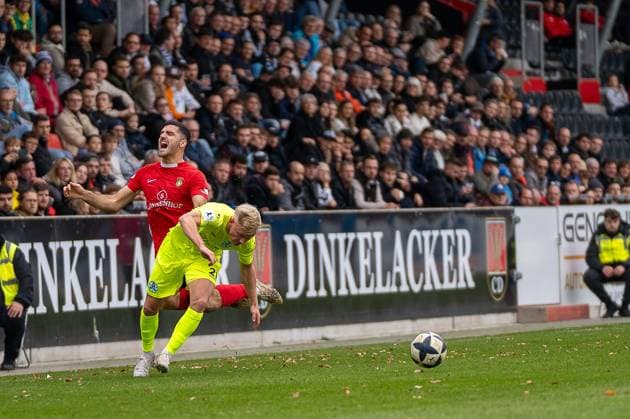 Zweikampf zwischen Per Lockl (SV Stuttgarter Kickers, 21) und Michael Kleinschrodt (SG Sonnenhof Großaspach, 11), SG Sonnenhof Großaspach vs. SV Stuttgarter Kickers, Fussball, Regionalliga Südwest, 17. Spieltag, Saison 2025 2026, 15.11.2025 SG Sonnenhof Großaspach vs. SV Stuttgarter Kickers, Fussball, Regionalliga Südwest, 17. Spieltag, Saison 2025 2026, 15.11.2025 Aspach Copyright: xEibner-Pressefoto PhilipxZieglerx EP_PZR