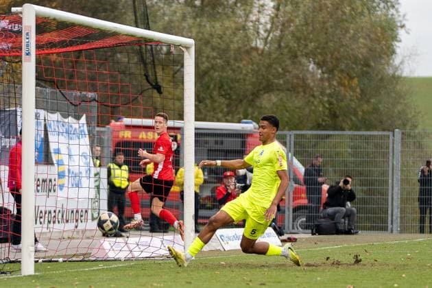 Tor zum 3:1 durch Loris Maier (SG Sonnenhof Großaspach, 27), mit im Bild Jacob Danquah (SV Stuttgarter Kickers, 05), SG Sonnenhof Großaspach vs. SV Stuttgarter Kickers, Fussball, Regionalliga Südwest, 17. Spieltag, Saison 2025 2026, 15.11.2025 SG Sonnenhof Großaspach vs. SV Stuttgarter Kickers, Fussball, Regionalliga Südwest, 17. Spieltag, Saison 2025 2026, 15.11.2025 Aspach Copyright: xEibner-Pressefoto PhilipxZieglerx EP_PZR