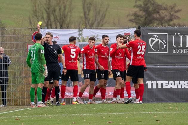 Torjubel zum 3:1 und gelbe Karte für Leon Neaime (SV Stuttgarter Kickers, 35) vergeben vom Schiedsrichter Jan-Vincent Ritter, SG Sonnenhof Großaspach vs. SV Stuttgarter Kickers, Fussball, Regionalliga Südwest, 17. Spieltag, Saison 2025 2026, 15.11.2025 SG Sonnenhof Großaspach vs. SV Stuttgarter Kickers, Fussball, Regionalliga Südwest, 17. Spieltag, Saison 2025 2026, 15.11.2025 Aspach Copyright: xEibner-Pressefoto PhilipxZieglerx EP_PZR