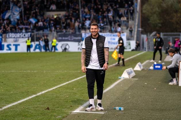 Pascal Reinhardt (Trainer SG Sonnenhof Großaspach) freut sich über das 3:1, SG Sonnenhof Großaspach vs. SV Stuttgarter Kickers, Fussball, Regionalliga Südwest, 17. Spieltag, Saison 2025 2026, 15.11.2025 SG Sonnenhof Großaspach vs. SV Stuttgarter Kickers, Fussball, Regionalliga Südwest, 17. Spieltag, Saison 2025 2026, 15.11.2025 Aspach Copyright: xEibner-Pressefoto PhilipxZieglerx EP_PZR