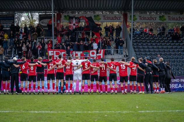SG Sonnenhof Großaspach jubelt mit den Fans, SG Sonnenhof Großaspach vs. SV Stuttgarter Kickers, Fussball, Regionalliga Südwest, 17. Spieltag, Saison 2025 2026, 15.11.2025 SG Sonnenhof Großaspach vs. SV Stuttgarter Kickers, Fussball, Regionalliga Südwest, 17. Spieltag, Saison 2025 2026, 15.11.2025 Aspach Copyright: xEibner-Pressefoto PhilipxZieglerx EP_PZR