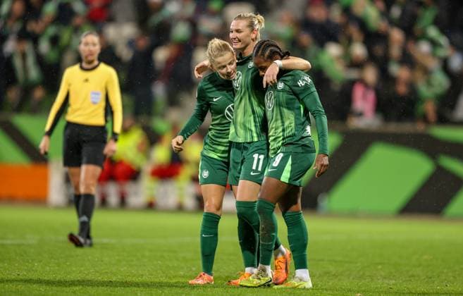 DEU, Wolfsburg, VfL Wolfsburg vs SC Freiburg, DFB-Pokal, DFB, Saison 2526, AOK-Stadion, Achtelfinale im Bild: Lineth Beerensteyn (VfL Wolfsburg 9) erzielt das Tor zum 1:0, Jubel und Freude, Alexandra Popp (VfL Wolfsburg 11) DFB DFL REGULATIONS PROHIBIT ANY USE OF PHOTOGRAPHS AS IMAGE SEQUENCES AND OR QUASI-VIDEO, 15.11.2025 Copyright: HMBxMedia HendrikxHamelau