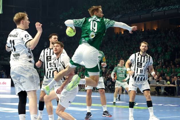 DEU, DHB, 1.HBL, Fuechse Berlin vs. THW Kiel, 15.11.2025, Max-Schmeling-Halle, Berlin, DEU, DHB, 1.HBL, Fuechse Berlin vs. THW Kiel, im Bild Mathias Gidsel (Fuechse Berlin 19), Elias Ellefsen A Skipagotu (THW Kiel 71), Petter Overby (THW Kiel 11)