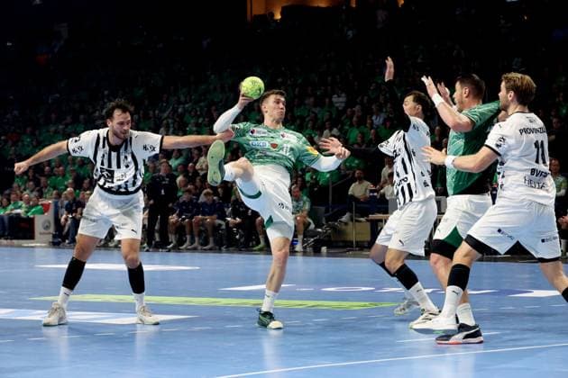 DEU, DHB, 1.HBL, Fuechse Berlin vs. THW Kiel, 15.11.2025, Max-Schmeling-Halle, Berlin, DEU, DHB, 1.HBL, Fuechse Berlin vs. THW Kiel, im Bild Lasse Andersson (Fuechse Berlin 11), Mijajlo Marsenic (Fuechse Berlin 93), VERON NACINOVIC (THW Kiel 93), Domagoj Duvnjak (THW Kiel 4), Petter Overby (THW Kiel 11)