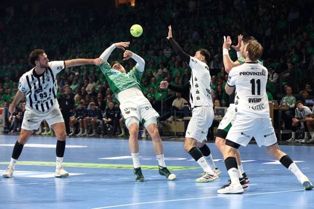 DEU, DHB, 1.HBL, Fuechse Berlin vs. THW Kiel, 15.11.2025, Max-Schmeling-Halle, Berlin, DEU, DHB, 1.HBL, Fuechse Berlin vs. THW Kiel, im Bild Lasse Andersson (Fuechse Berlin 11), Mijajlo Marsenic (Fuechse Berlin 93), VERON NACINOVIC (THW Kiel 93), Domagoj Duvnjak (THW Kiel 4), Petter Overby (THW Kiel 11)