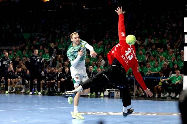 DEU, DHB, 1.HBL, Fuechse Berlin vs. THW Kiel, 15.11.2025, Max-Schmeling-Halle, Berlin, DEU, DHB, 1.HBL, Fuechse Berlin vs. THW Kiel, im Bild Mathias Gidsel (Fuechse Berlin 19), Andreas Wolff (THW Kiel 33)