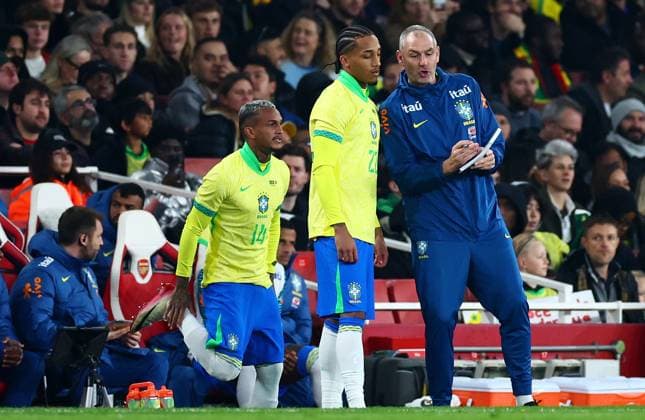 Brazil Assistant Coach Paul Clement speaks with Joao Pedro of Brazil. Brazil v Senegal, International Friendly, Länderspiel, Nationalmannschaft Football, Emirates Stadium, London, UK - 15 Nov 2025London Emirates Stadium United Kingdom EDITORIAL USE ONLY No use with unauthorised audio, video, data, fixture lists, club league logos or live services. Online in-match use limited to 120 images, no video emulation. No use in betting, games or single club league player publications. Copyright: xJamesxMarsh Shutterstockx 15786138cg