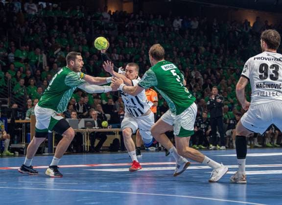 Handball, Herren, Saison 2025 2026, DAIKIN Handball-Bundesliga (12. Spieltag), Füchse Berlin - THW Kiel, v.l. Mijajlo Marsenic (Füchse Berlin), Elias Ellefsen a Skipagötu (Kiel), Max Darj (Füchse Berlin), Veron Nacinovic (Kiel), 15.11.2025, Copyright: xSebastianxRäppold MatthiasxKochx