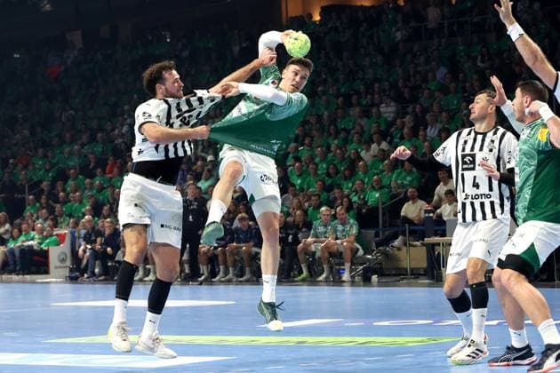 DEU, DHB, 1.HBL, Fuechse Berlin vs. THW Kiel, 15.11.2025, Max-Schmeling-Halle, Berlin, DEU, DHB, 1.HBL, Fuechse Berlin vs. THW Kiel, im Bild Lasse Andersson (Fuechse Berlin 11), VERON NACINOVIC (THW Kiel 93)