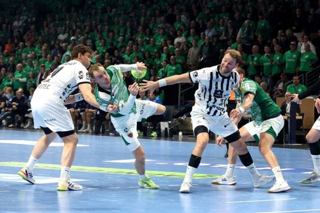 DEU, DHB, 1.HBL, Fuechse Berlin vs. THW Kiel, 15.11.2025, Max-Schmeling-Halle, Berlin, DEU, DHB, 1.HBL, Fuechse Berlin vs. THW Kiel, im Bild Mathias Gidsel (Fuechse Berlin 19), LUKAS LAUBE (THW Kiel 20), Petter Overby (THW Kiel 11)