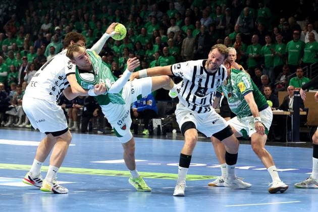 DEU, DHB, 1.HBL, Fuechse Berlin vs. THW Kiel, 15.11.2025, Max-Schmeling-Halle, Berlin, DEU, DHB, 1.HBL, Fuechse Berlin vs. THW Kiel, im Bild Mathias Gidsel (Fuechse Berlin 19), LUKAS LAUBE (THW Kiel 20), Petter Overby (THW Kiel 11)