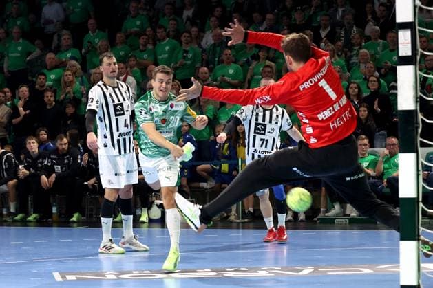 DEU, DHB, 1.HBL, Fuechse Berlin vs. THW Kiel, 15.11.2025, Max-Schmeling-Halle, Berlin, DEU, DHB, 1.HBL, Fuechse Berlin vs. THW Kiel, im Bild Tim Freihoefer (Fuechse Berlin 20), GONZALO PEREZ DE VARGAS (THW Kiel 1)