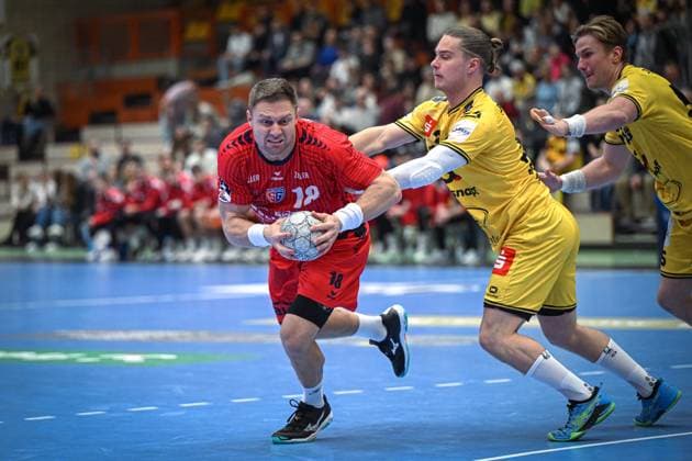 Deutschland, Handball, 2. Bundesliga, 11. Spieltag, 2025 2026, HSG Krefeld Niederrhein vs SG BBM Bietigheim, 15.11.2025, Glockenspitzhalle, Krefeld, Deutschland, Fabian Wiederstein (SG BBM Bietigheim, 18) setzt sich durch gegen Jörn Persson (HSG Krefeld Niederrhein, 34) Copyright: xMarkusxVerwimpx