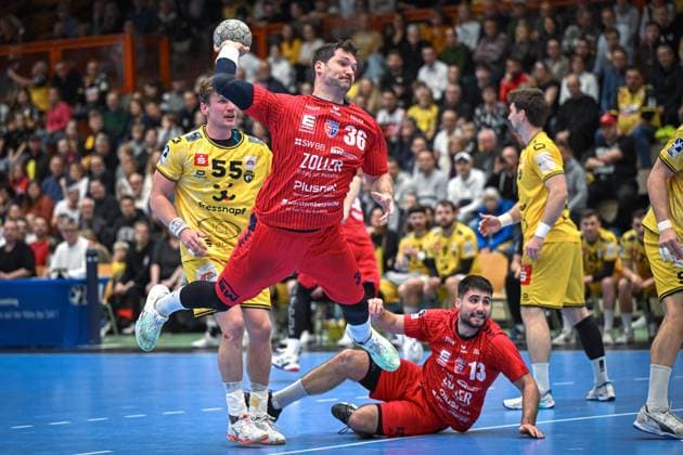 Deutschland, Handball, 2. Bundesliga, 11. Spieltag, 2025 2026, HSG Krefeld Niederrhein vs SG BBM Bietigheim, 15.11.2025, Glockenspitzhalle, Krefeld, Deutschland, Jonathan Fischer (SG BBM Bietigheim, 36) beim Torwurf Copyright: xMarkusxVerwimpx