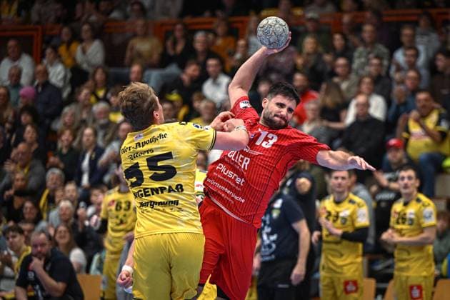 Deutschland, Handball, 2. Bundesliga, 11. Spieltag, 2025 2026, HSG Krefeld Niederrhein vs SG BBM Bietigheim, 15.11.2025, Glockenspitzhalle, Krefeld, Deutschland, Juan de la Pena (SG BBM Bietigheim, 13) beim Torwurf Copyright: xMarkusxVerwimpx