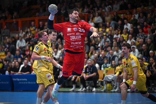 Deutschland, Handball, 2. Bundesliga, 11. Spieltag, 2025 2026, HSG Krefeld Niederrhein vs SG BBM Bietigheim, 15.11.2025, Glockenspitzhalle, Krefeld, Deutschland, Jonathan Fischer (SG BBM Bietigheim, 36) beim Sprungwurf Copyright: xMarkusxVerwimpx